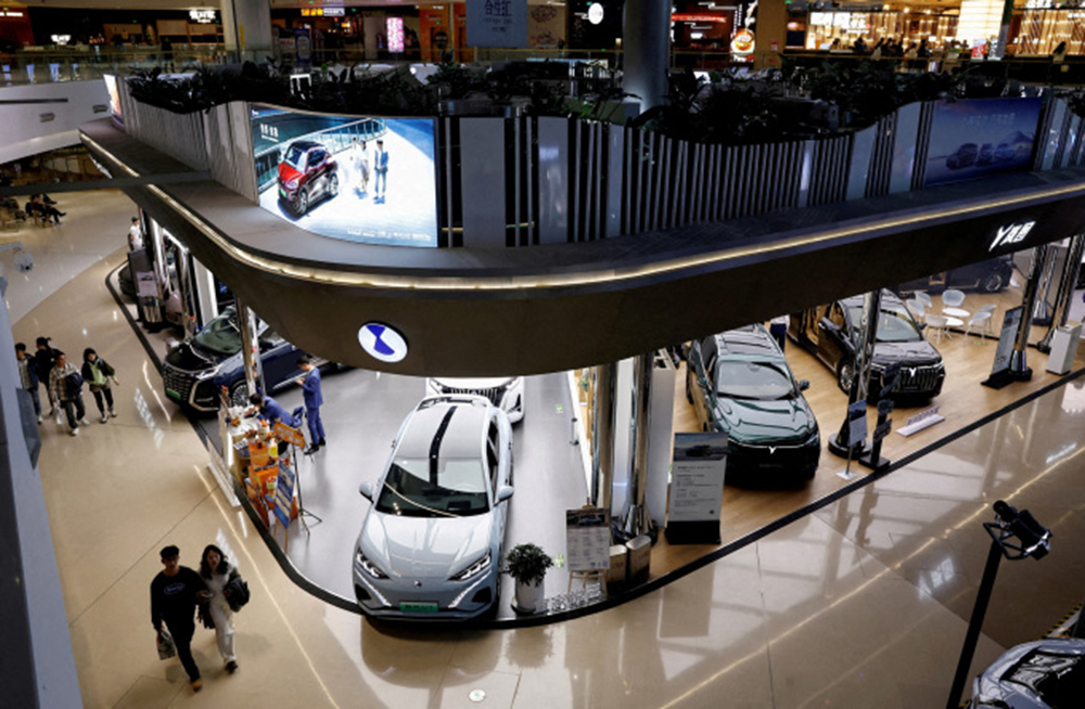 Xe điện trưng bày ở một trung tâm thương mại tại Bắc Kinh ngày 3/11/2023.