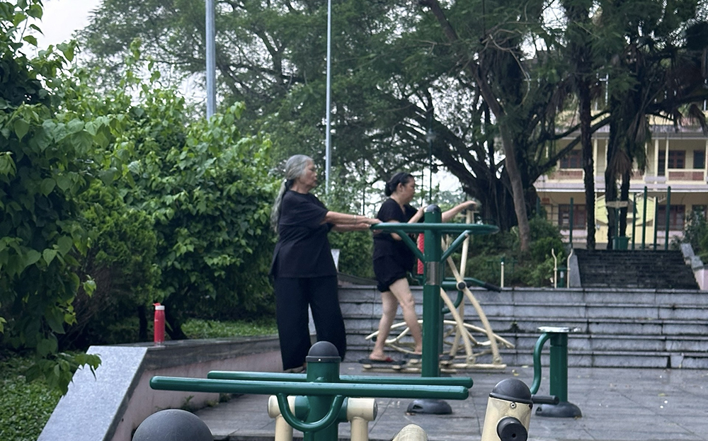 Người dân tập luyện thể dục tại Công viên Đồng Tâm, thành phố Yên Bái.