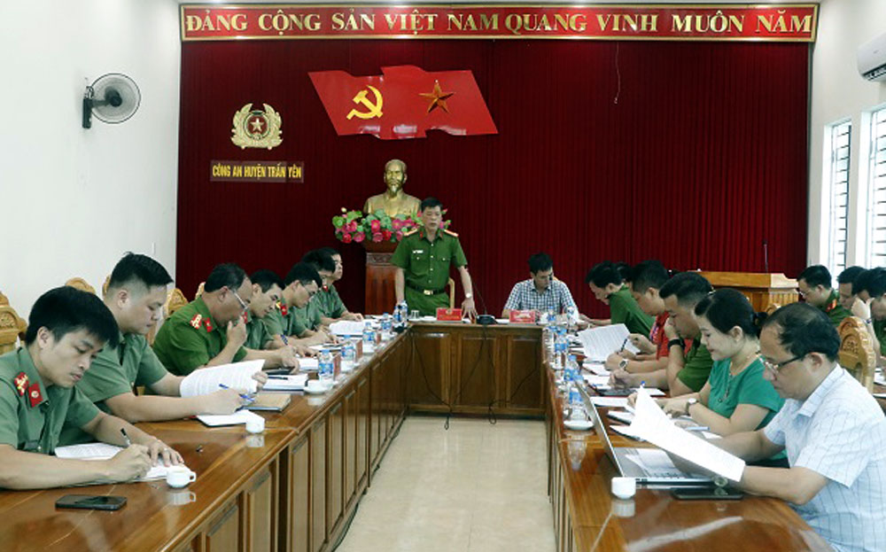 Đại tá Đặng Ngọc Quỳnh - Phó Giám đốc Công an tỉnh Yên Bái phát biểu chỉ đạo tại buổi kiểm tra.