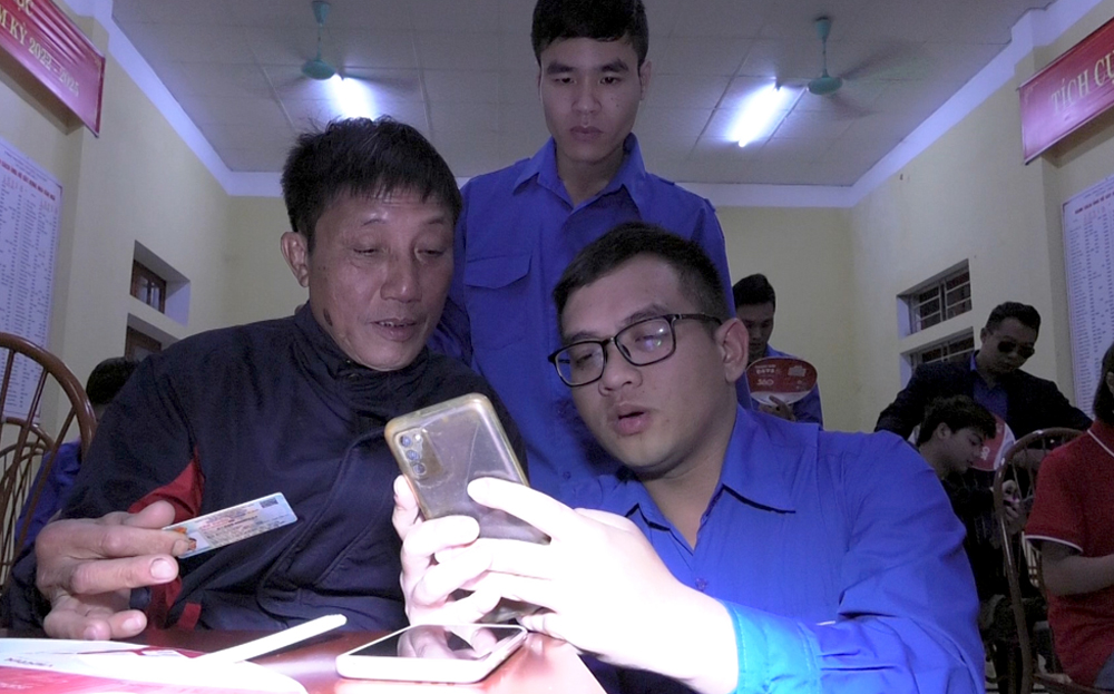 Tổ Chuyển đổi số cộng đồng phường Nguyễn Thái Học hướng dẫn người dân thực hiện các tiện ích chuyển đổi số trên điện thoại thông minh.