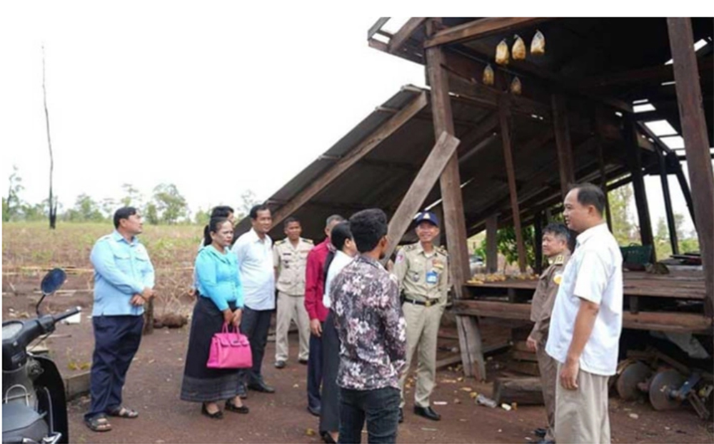 Thống đốc tỉnh Preah Vihear Kim Rithy đến thăm các khu vực dân cư bị ảnh hưởng bởi bão và gió giật mạnh, ngày 7-5