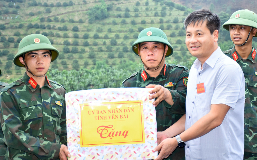 Đồng chí Ngô Hạnh Phúc - Phó chủ tịch UBND tỉnh tặng quà động viên các lực lượng tham gia diễn tập.