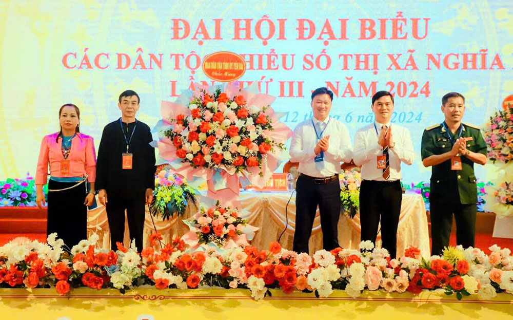 Đồng chí Hoàng Việt Minh - Phó Trưởng Ban Dân vận Tỉnh ủy (người đứng thứ 3, phải sang) tặng hoa chúc mừng Đại hội.