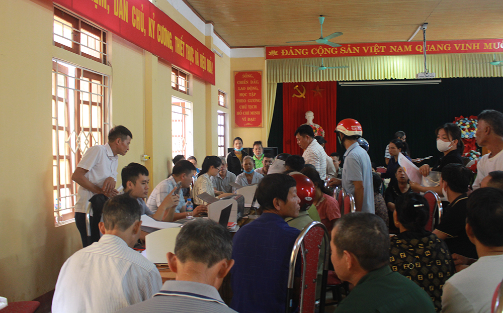Cán bộ Chi nhánh Văn phòng đăng ký đất đai huyện Văn Yên hướng dẫn, hỗ trợ người dân xã An Bình nộp hồ sơ trực tuyến thủ tục đăng ký thay đổi thông tin đất đai.
