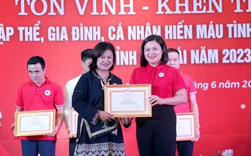 Chị Đặng Thị Phương Lan (bên trái) nhận bằng khen của Trung ương Hội Chữ thập đỏ Việt Nam vì có thành tích xuất sắc trong công tác hiến máu tình nguyện năm 2023.