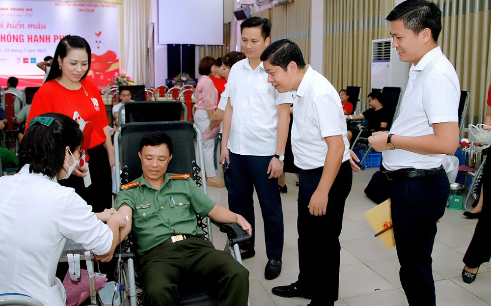 Đồng chí Nguyễn Ngọc Trúc - Chủ tịch UBND thành phố, Chủ tịch Hội CTĐ thành phố Yên Bái (thứ 2 từ phải sang) hỏi thăm, động viên người tham gia HMTN.