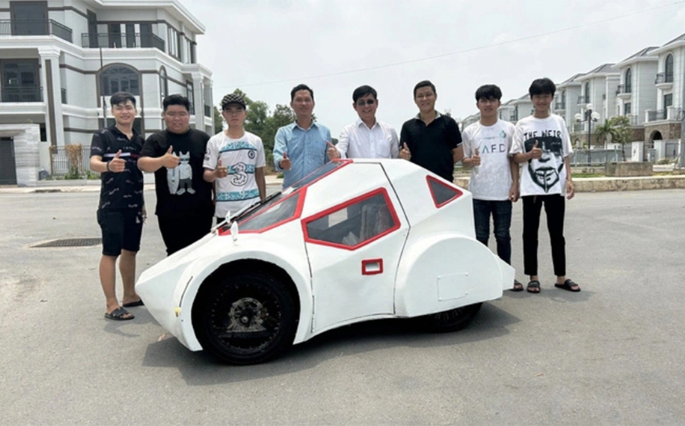 Nhóm sinh viên Trường đại học Lạc Hồng và sản phẩm của mình - chiếc xe đua chạy bằng hydro