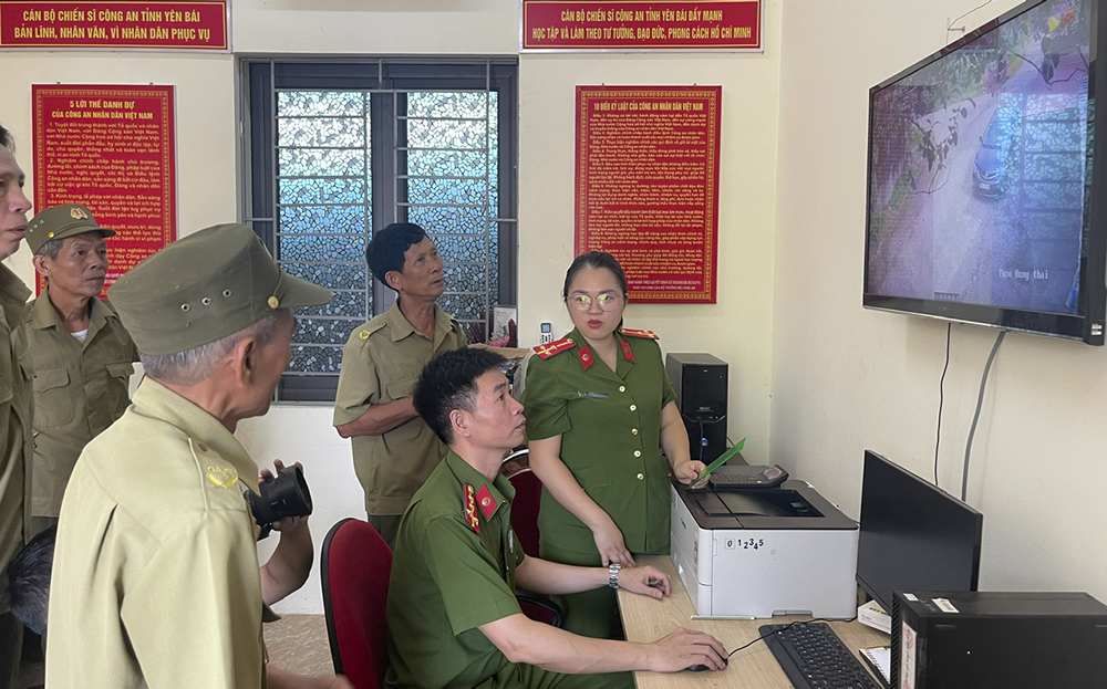 Công an xã Nga Quán, huyện Trấn Yên trao đổi với lực lượng công an viên về phương án đảm bảo an ninh trật tự trên địa bàn xã