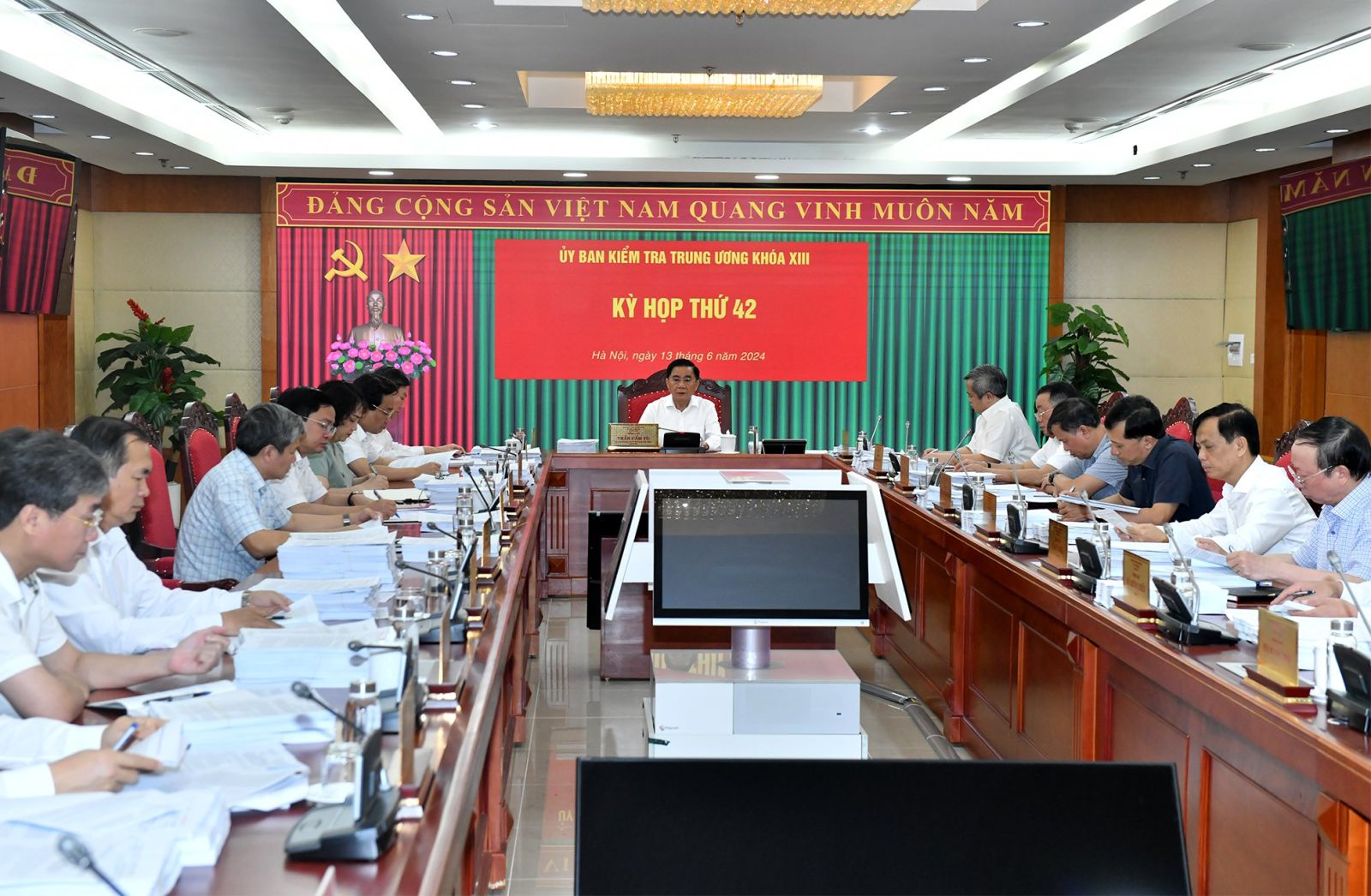 Ủy viên Bộ Chính trị, Bí thư Trung ương Đảng, Chủ nhiệm Ủy ban Kiểm tra Trung ương Trần Cẩm Tú chủ trì Kỳ họp.