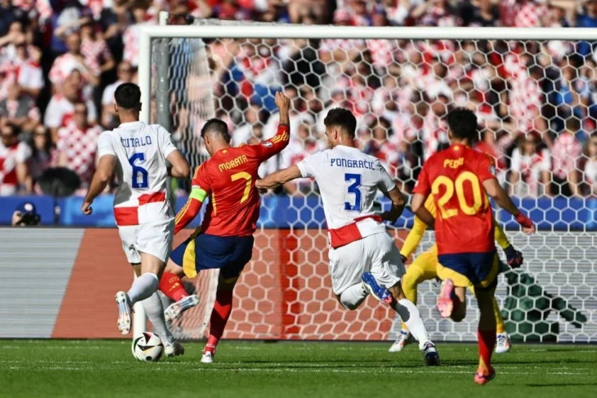 Morata ghi bàn khai thông thế bế tắc cho Tây Ban Nha (Ảnh: Getty)