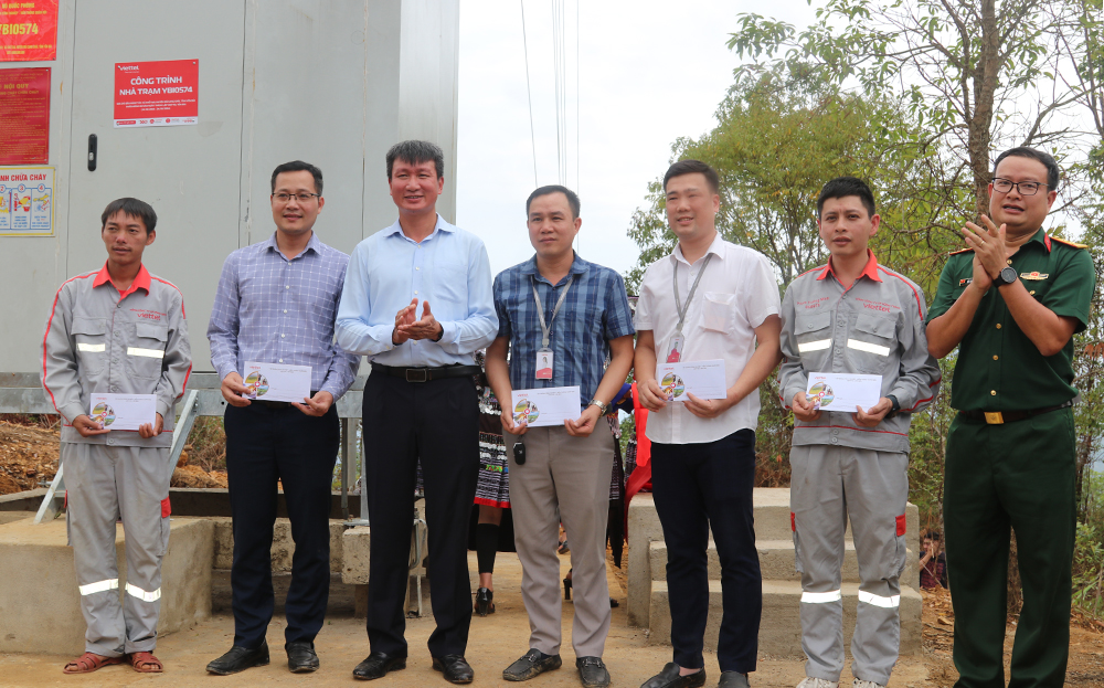 Đồng chí Trần Huy Tuấn - Phó Bí thư Tỉnh ủy, Chủ tịch UBND tỉnh (thứ 3, từ trái sang) tặng quà động viên cán bộ kỹ thuật, nhân viên Viettel Yên Bái vượt khó hoàn thành xây dựng Trạm YBI0574 đúng tiến độ.