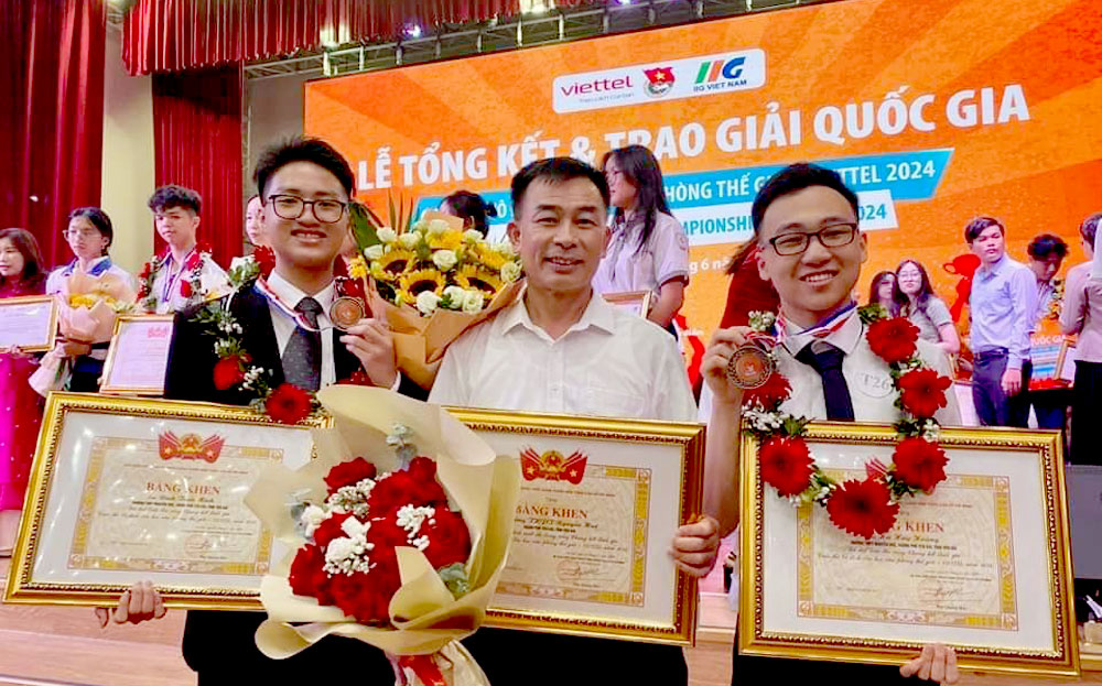 Trường THPT Nguyễn Huệ xuất sắc có 2 học sinh đạt giải Ba chung kết quốc gia Cuộc thi 