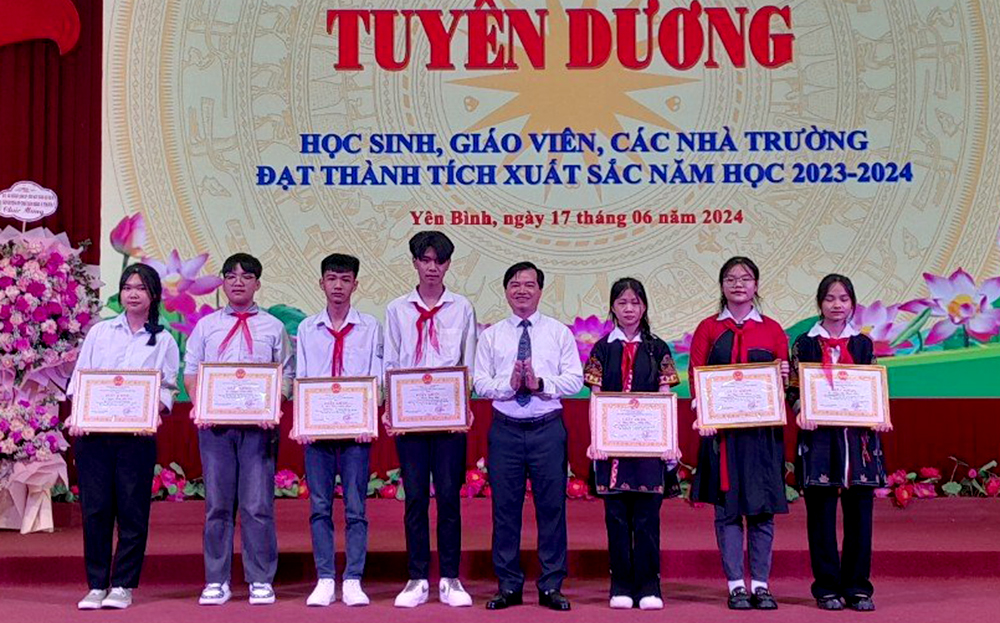 Lãnh đạo huyện Yên Bình tặng giấy khen cho học sinh có thành tích xuất sắc trong năm học 2023 - 2024.