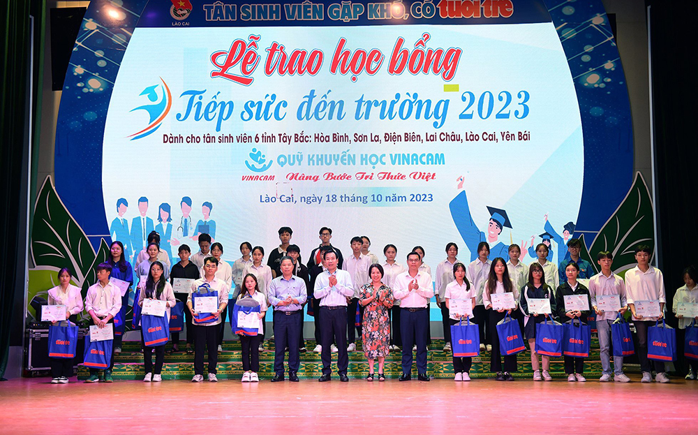 Các tân sinh viên của 6 tỉnh Tây Bắc, trong đó có Yên Bái nhận học bổng “Tiếp sức đến trường” năm 2023.