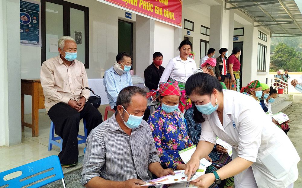 Một buổi truyền thông về sức khỏe sinh sản cho các bậc phụ huynh ở huyện Trạm Tấu.