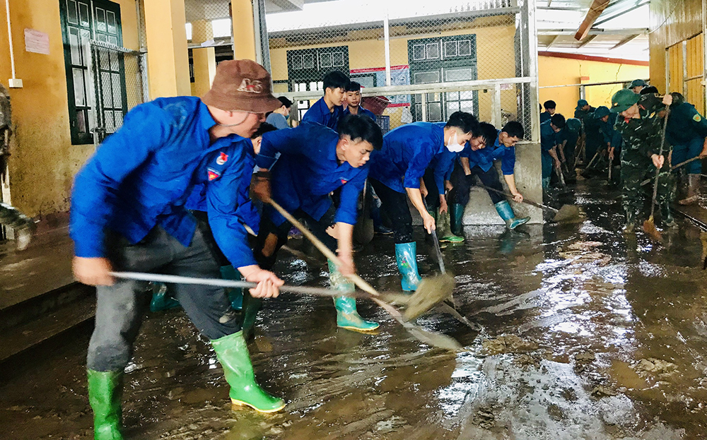 Tuổi trẻ huyện Mù Cang Chải cùng nhân dân xã Hồ Bốn khắc phục hậu quả mưa lũ.