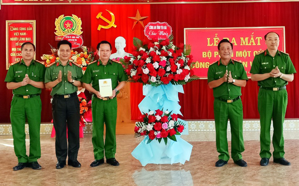 Lãnh đạo Công an tỉnh tặng hoa chúc mừng Công an huyện Văn Yên tại Lễ ra mắt Bộ phận Một cửa.