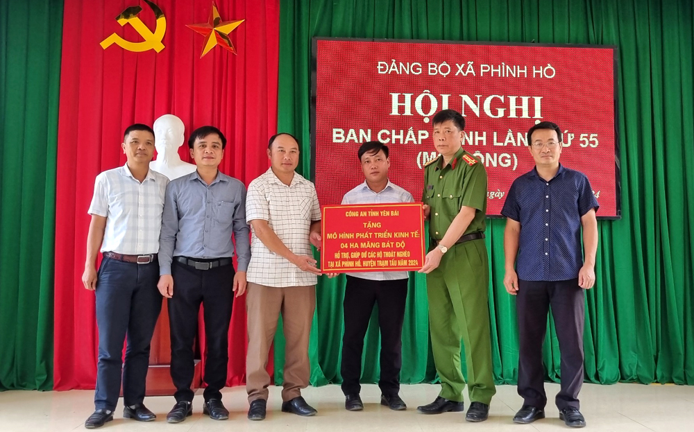 Lãnh đạo Công an tỉnh trao hỗ trợ mô hình phát triển kinh tế trồng 4ha tre măng Bát Độ trị giá trên 80 triệu đồng giúp đỡ hộ nghèo tại xã Phình Hồ.
