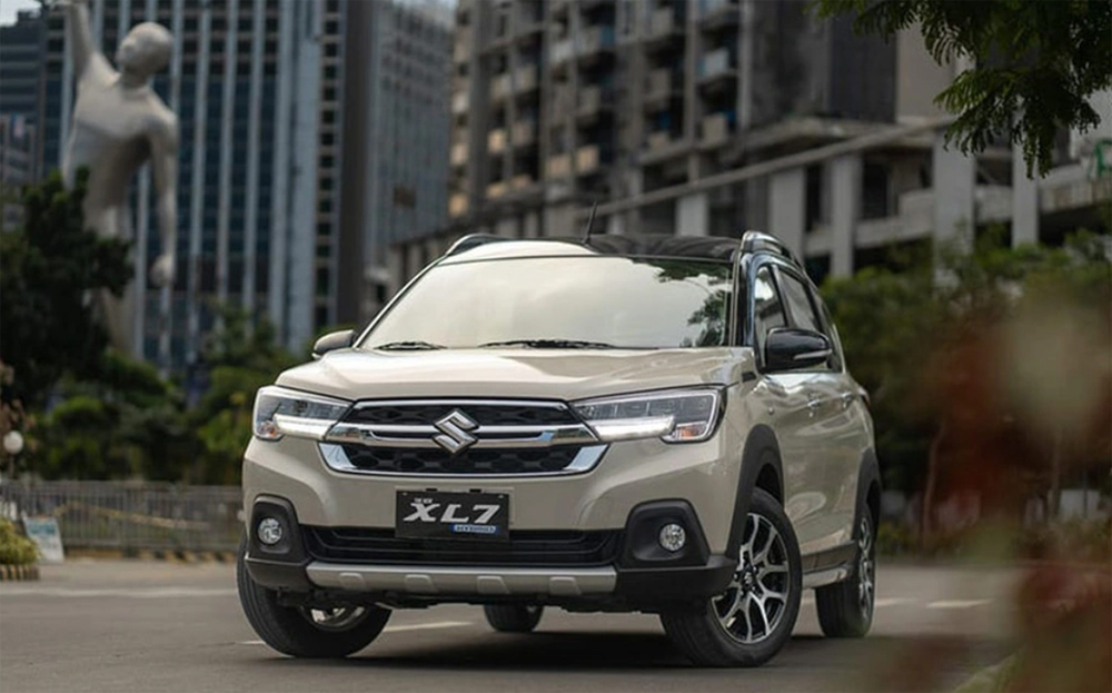 Thiết kế của Suzuki XL7 Hybrid sẽ không khác nhiều so với bản thường. Xe tại Indonesia có nhiều chi tiết được sơn đen như: ốp gương chiếu hậu, giá nóc, lưới tản nhiệt, mâm 16 inch…