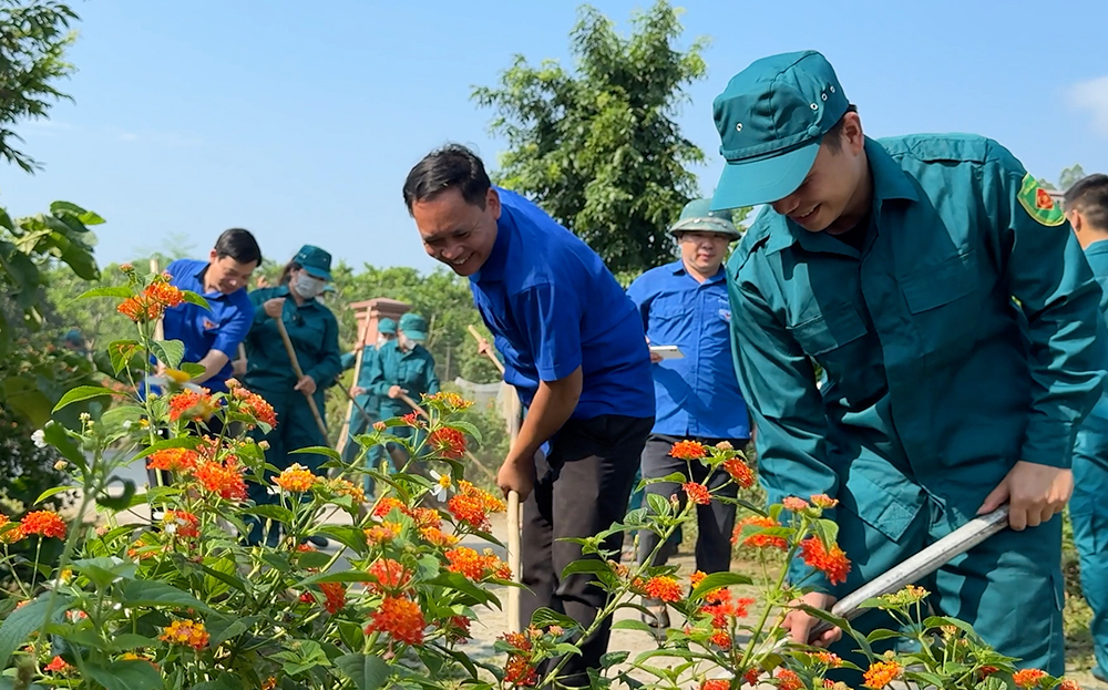 Người dân thôn Trung Tâm, xã Xuân Lai tham gia dọn dẹp vệ sinh đường giao thông nông thôn.