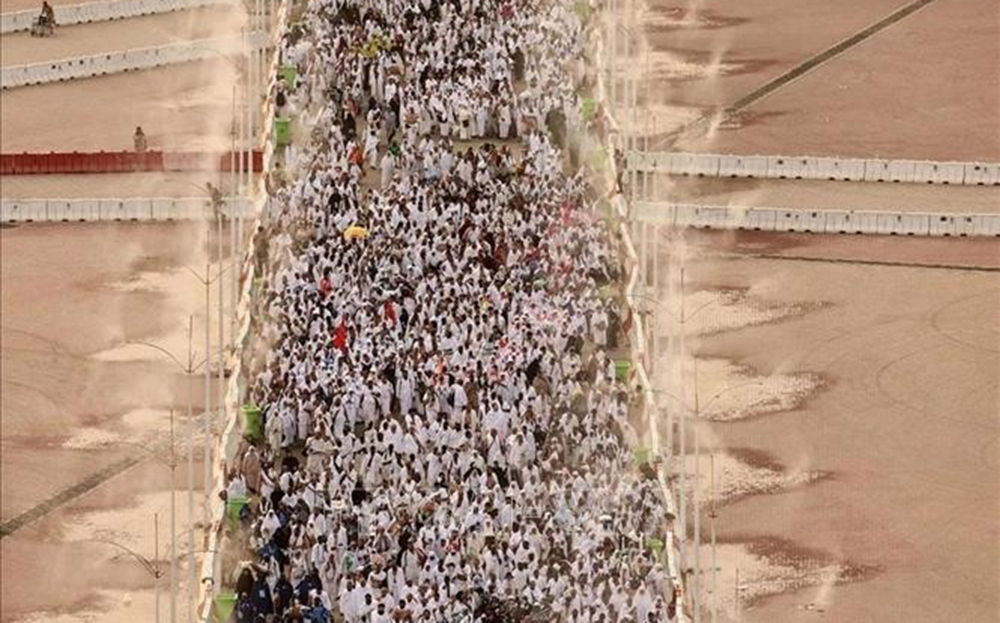 Các tín đồ Hồi giáo tới dự một nghi thức trong lễ hành hương Hajj ở thung lũng Mina, Saudi Arabia ngày 16-6-2024.