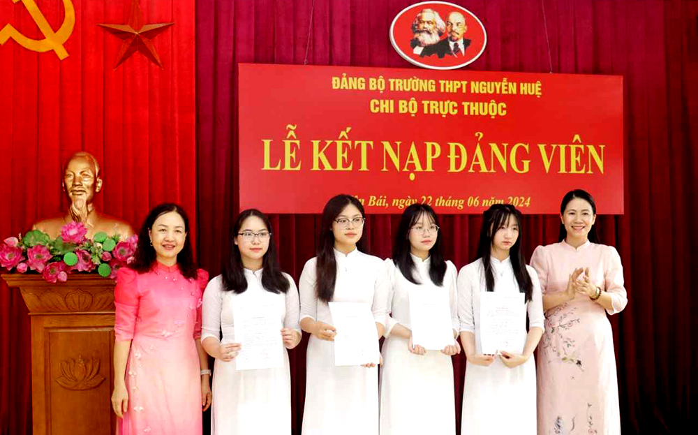 Đảng bộ Trường THPT Nguyễn Huệ trao quyết định kết nạp Đảng cho 4 đảng viên là học sinh ưu tú