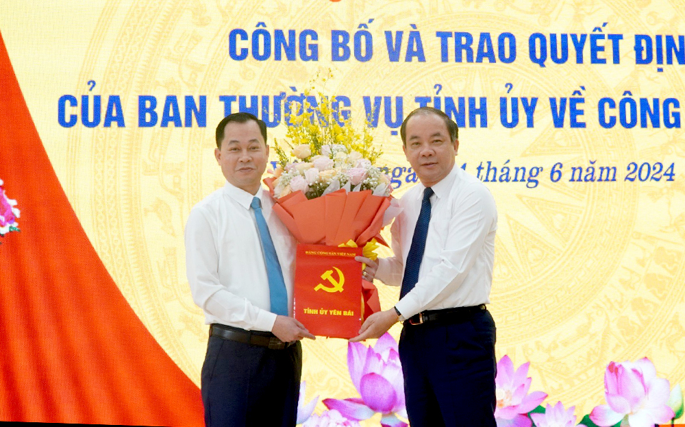 Phó Bí thư Thường trực Tạ Văn Long trao Quyết định của Ban Thường vụ Tỉnh ủy cho đồng chí Lê Thành Hùng.