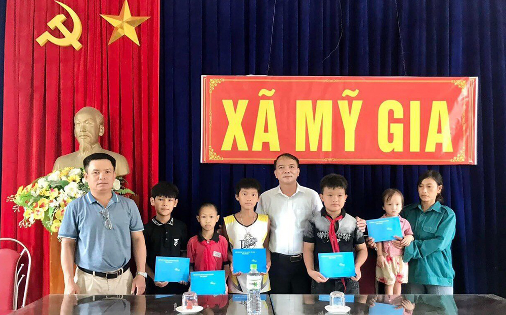 Lãnh đạo huyện Yên Bình tặng quà cho trẻ em có hoàn cảnh khó khăn, trẻ em khuyết tật ở xã Mỹ Gia.