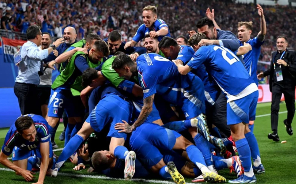 Niềm vui của Italy sau khi giành vé vào vòng 1/8 nghẹt thở.