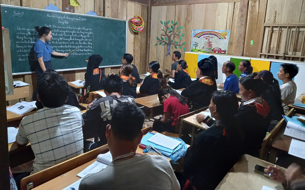 Một buổi học lớp xóa mù chữ ở xã Phong Dụ Thượng, huyện Văn Yên.