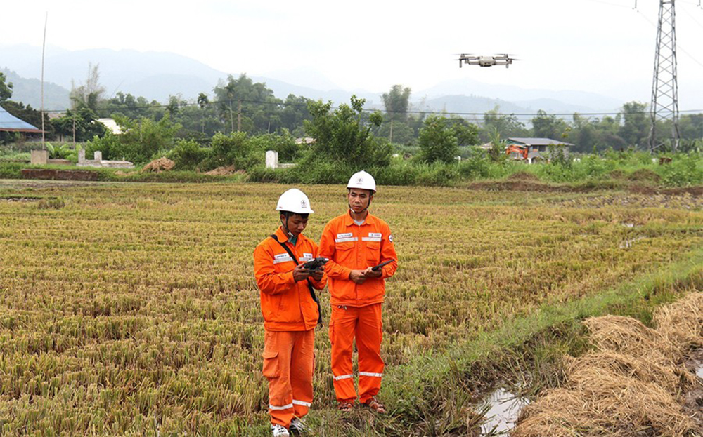 Sử dụng thiết bị flycam để kiểm tra lưới điện.