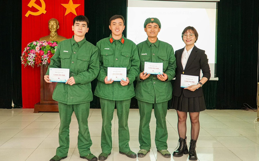 Quân nhân xuất ngũ trên địa bàn huyện Văn Yên được tặng quà, tư vấn việc làm, hướng nghiệp. 
