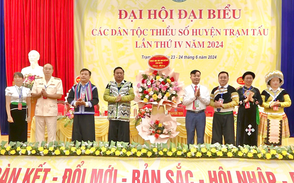 Các đồng chí lãnh đạo huyện Trạm Tấu tặng hoa chúc mừng Đại hội đại biểu các dân tộc thiểu số huyện Trạm Tấu lần thứ IV.