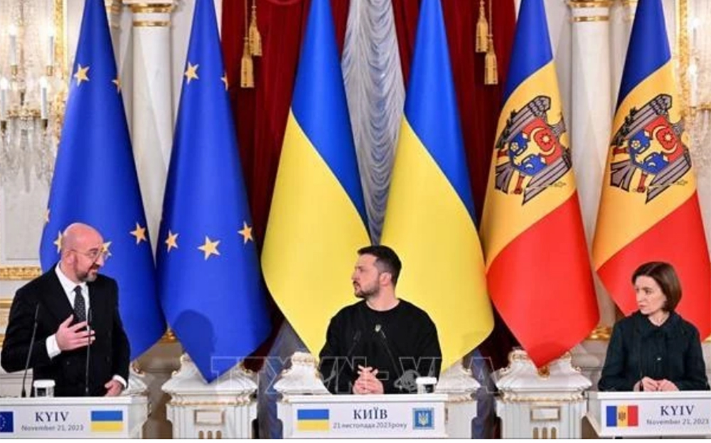 Chủ tịch Hội đồng châu Âu Charles Michel (trái), Tổng thống Ukraine Volodymyr Zelensky (giữa) và Tổng thống Moldova Maia Sandu tại cuộc họp báo ở Kiev, ngày 23-11-2023.