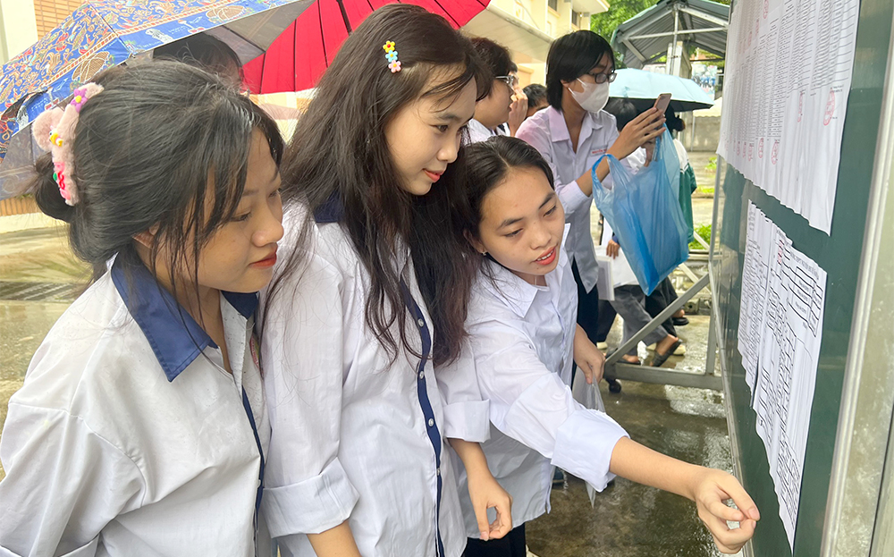 Các thí sinh xem danh sách phòng thi tại Điểm thi Trường THPT Nguyễn Huệ, thành phố Yên Bái chiều 26/6.