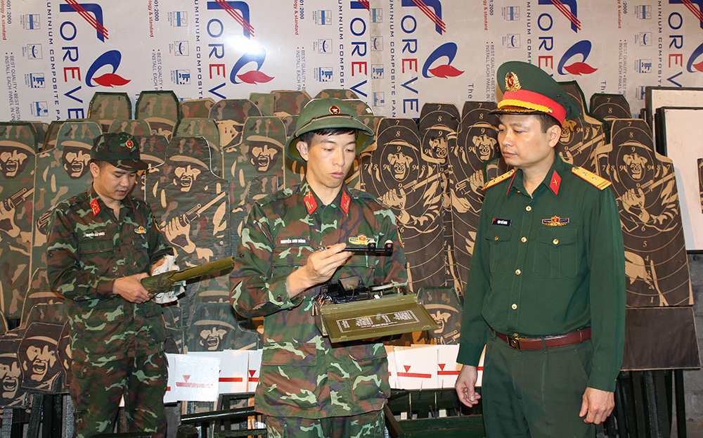 Ban Chỉ huy Quân sự huyện Yên Bình kiểm tra các mô hình, học cụ chuẩn bị cho công tác huấn luyện.