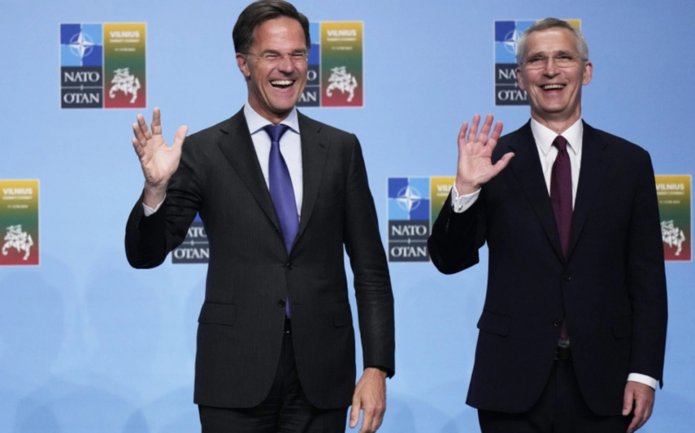 Ông Mark Rutte và người tiền nhiệm Jens Stoltenberg.