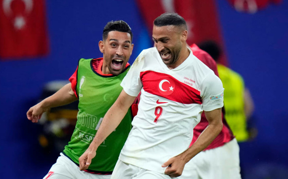 Tiền đạo Cenk Tosun (phải) mừng bàn giúp Thổ Nhĩ Kì thắng Czech 2-1 trên sân Volkspark, thành phố Hamburg, Đức, tối 26/6/2024.