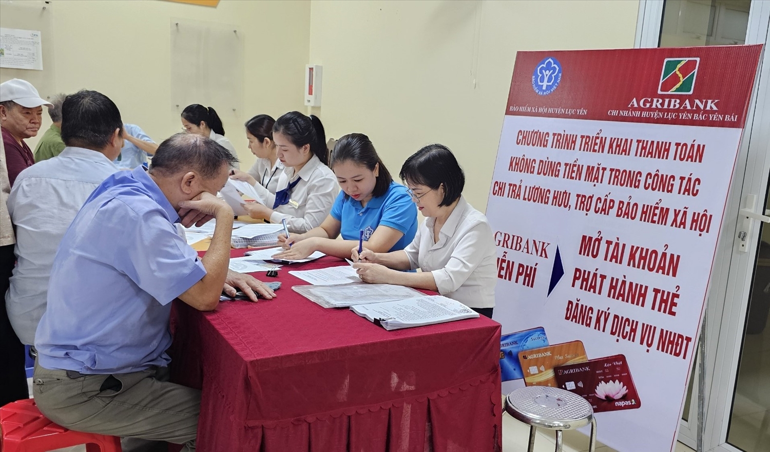 Bảo hiểm xã hội (BHXH) huyện Lục Yên, Yên Bái chi trả và vận động người dân nhận lương hưu, trợ cấp BHXH hàng tháng qua tài khoản cá nhân.