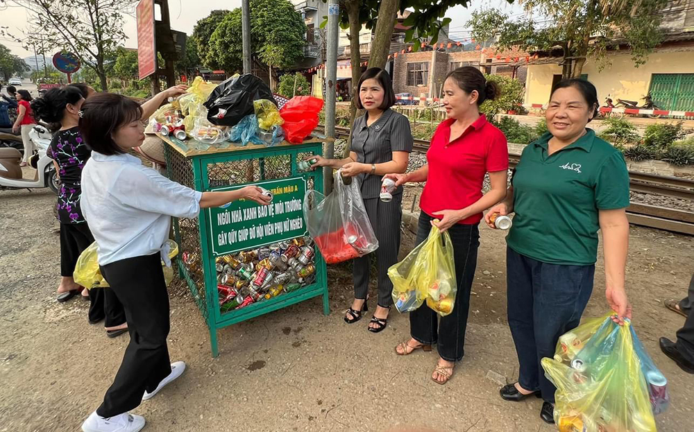 Hội viên Hội Phụ nữ thị trấn Mậu A phân loại và thu gom rác thải, phế liệu để gây quỹ giúp đỡ hội viên nghèo, hoàn cảnh khó khăn.