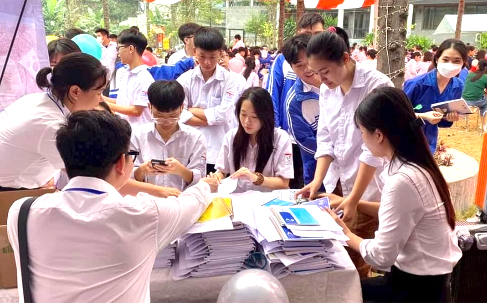 Các em học sinh trên địa bàn huyện Yên Bình được giới thiệu, tuyên truyền, tư vấn chọn ngành, chọn nghề tại Ngày hội “Tư vấn hướng nghiệp - tuyển sinh - việc làm” năm 2023. (ảnh minh họa)
