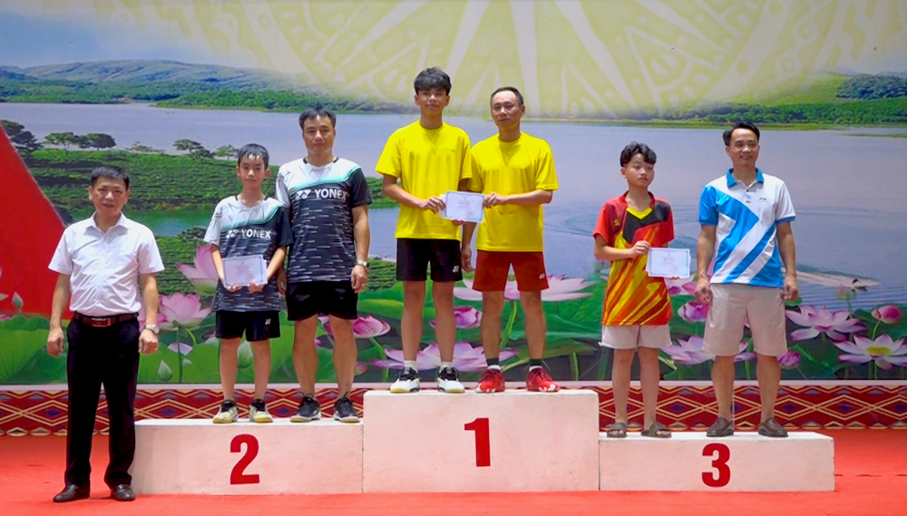 Anh Nguyễn Văn Báu và cháu Nguyễn Mạnh Cường giành giải Nhất nội dung đôi bố - con trai môn cầu lông tại Giải vô địch Cầu lông, bóng bàn gia đình tỉnh Yên Bái năm 2024.