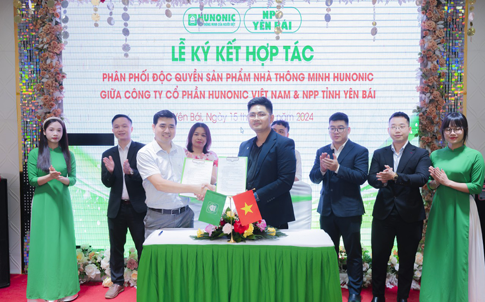 Đại diện Công ty Cổ phần Hunonic Việt Nam ký hợp tác phân phối độc quyền sản phẩm nhà thông minh với nhà phân phối tại tỉnh Yên Bái.
