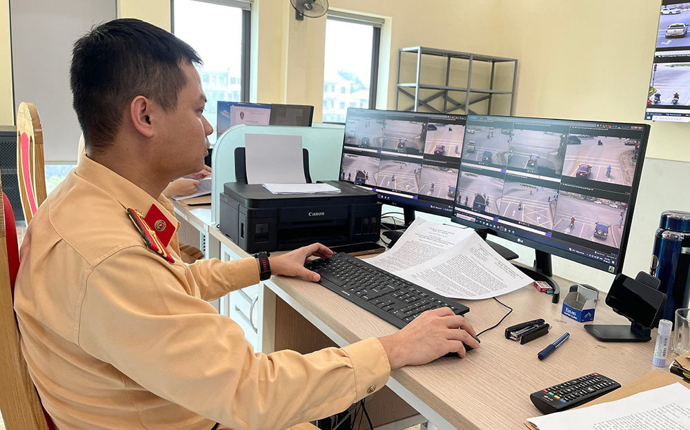 Lực lượng CSGT, Công an tỉnh kiểm tra hình ảnh camera, phân tích lỗi vi phạm.