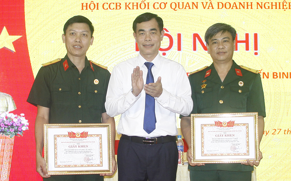 Đồng chí Đỗ Quang Minh - Tỉnh ủy viên, Bí thư Đảng ủy Khối CQ&DN tỉnh trao giấy khen cho 2 tập thể có thành tích xuất sắc trong thực hiện Phong trào thi đua “CCB gương mẫu” giai đoạn 2019 - 2024.