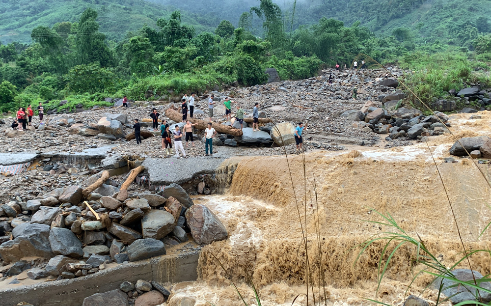 Mưa lớn cục bộ làm thiệt hại nhiều tuyến đường, cầu, ngầm tràn ở nhiều thôn của xã Phong Dụ Thượng, huyện Văn Yên trong trận mưa lớn tối 9/6 vừa qua.