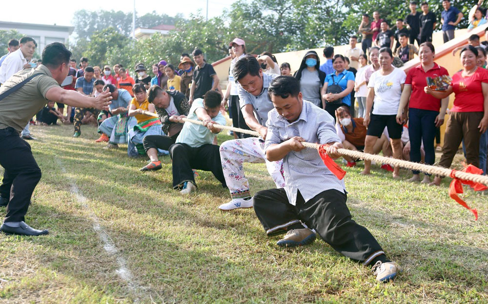 Đội vận động viên xã Hồng Ca thi đấu quyết liệt ở bộ môn kéo co.