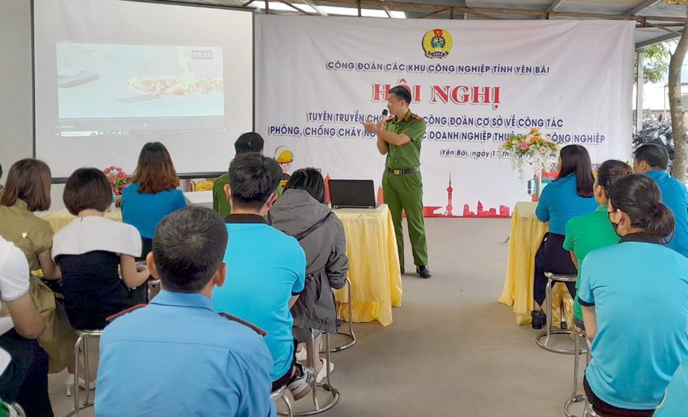 Công đoàn Các khu công nghiệp Yên Bái phối hợp cùng Phòng Cảnh sát Phòng cháy chữa cháy và Cứu nạn cứu hộ, Công an tỉnh tuyên truyền về công tác phòng cháy chữa cháy và cứu nạn cứu hộ cho cán bộ CĐCS trong doanh nghiệp.