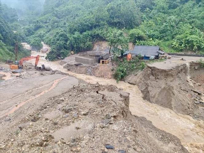 Mưa lớn gây sạt lở ta luy và thiệt hại một số tài sản của một số hộ gia đình trên địa bàn huyện Văn Yên trong trận mưa lớn ngày 15-16/5 vừa qua. Ảnh: TTXVN