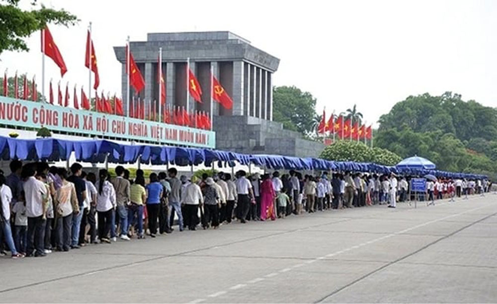 Từ ngày 2/8/2025, Bộ Tư lệnh Lăng Chủ tịch Hồ Chí Minh tiếp tục tổ chức lễ viếng Chủ tịch Hồ Chí Minh theo kế hoạch thường xuyên.